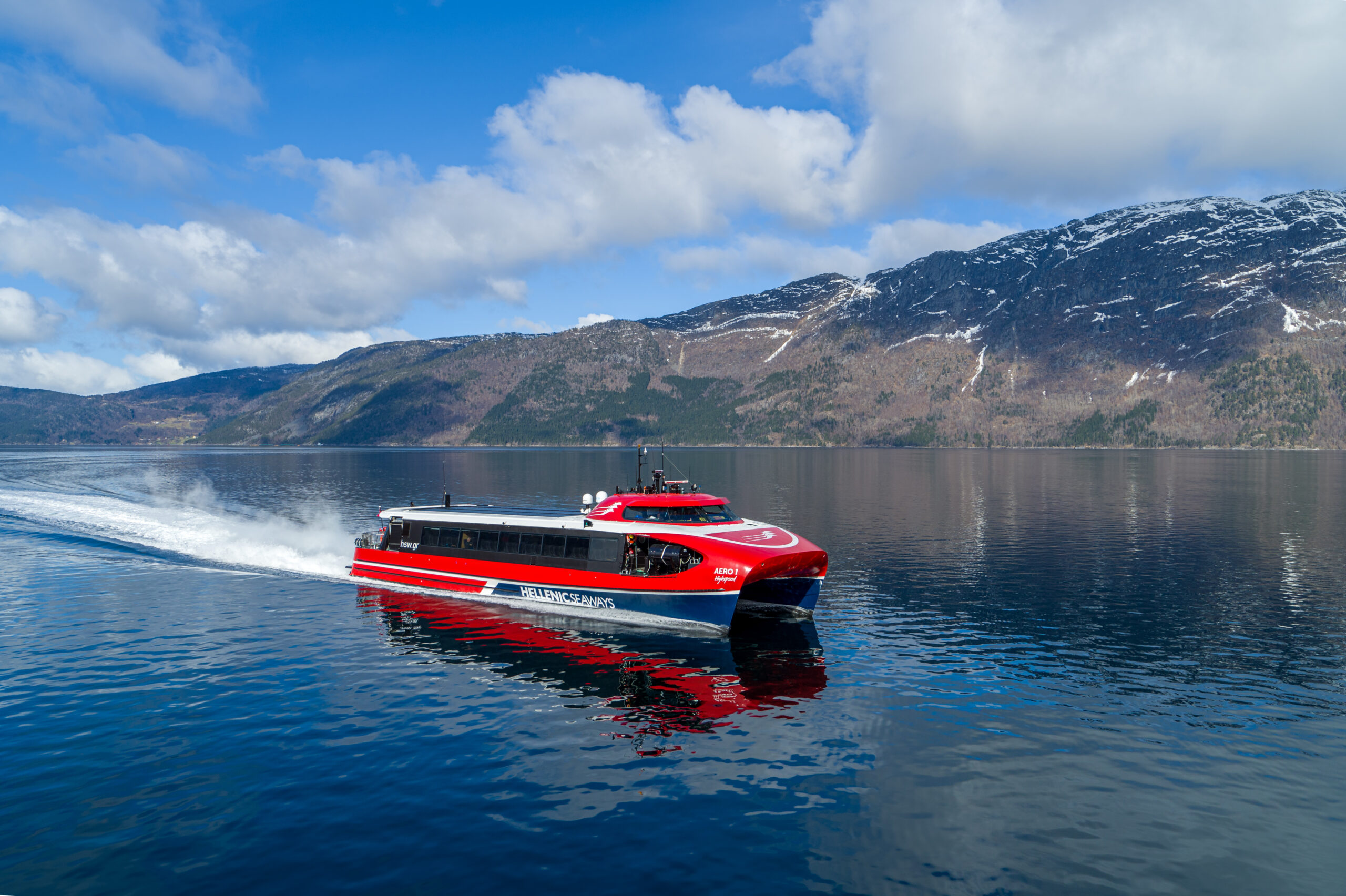 Ferge fra verftet Brødrene Aa avbildet på norsk fjord