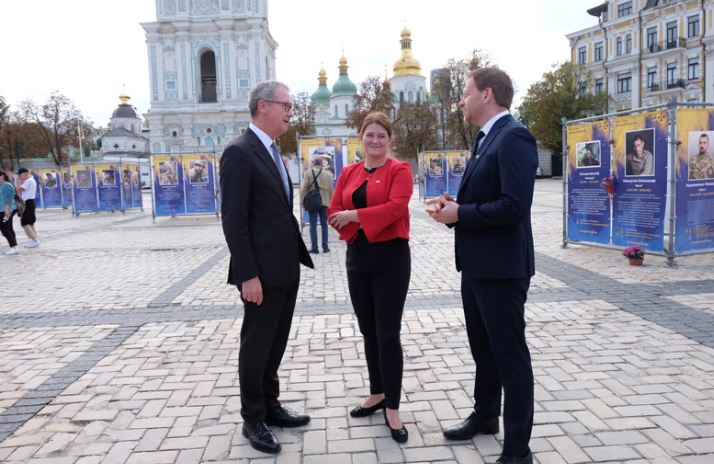 I Kiev: Fra venstre Idar Kreutzer fra NHO, Næringsminister Cecilie Myrseth og Ståle Torgersbråten, juridisk direktør i Eksfin