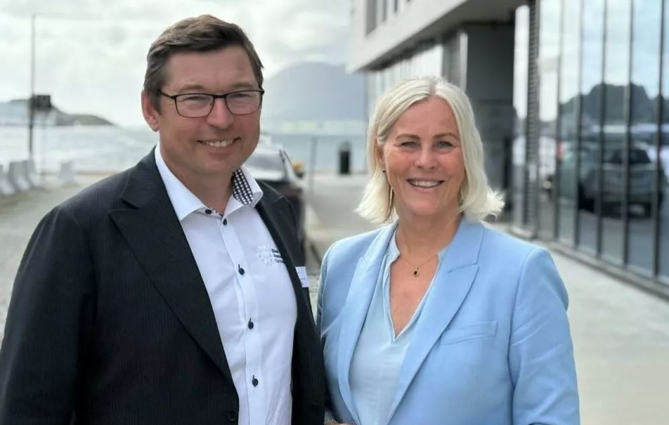 I ÅLESUND: Denne veka møtte Ove Thu i Blue Resource Group Eksfin-sjef Tone Lunde Bakker i samband med 20-årsmarkeringa til Ålesund-kontoret. Selskapet er mellom mange bedrifter i regionen som har fått draghjelp frå den statlege forvaltingsbedrifta. Foto: Marius Rosbach