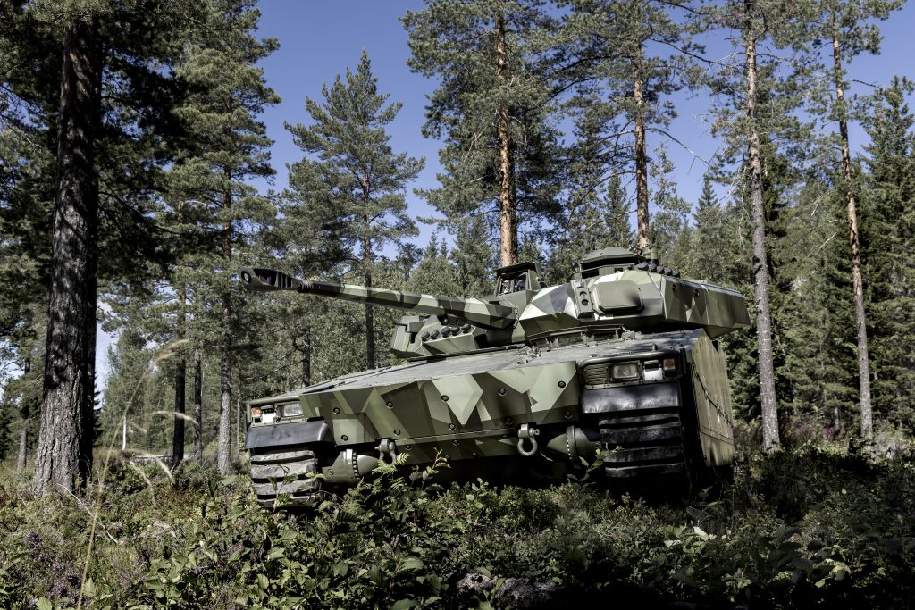 Kampvogn CV90  i skog. Foto: CHSnor